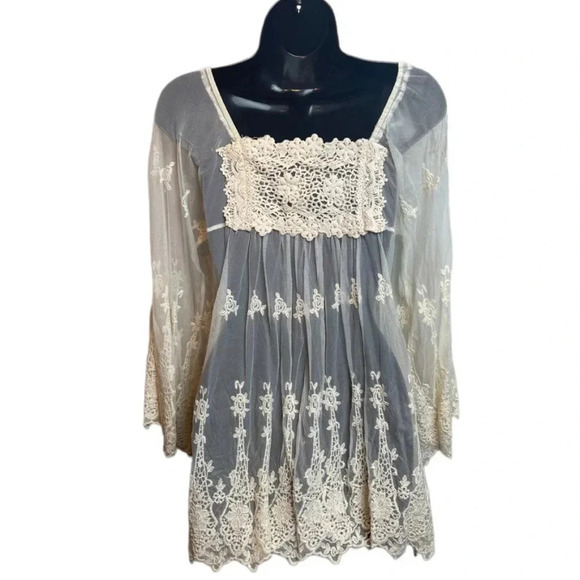 GORGEOUS crochet/lace tunic with bell sleeves. - Picture 3 of 11